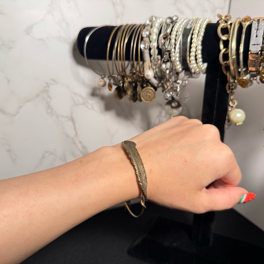 Chic Gold Feather Bracelet